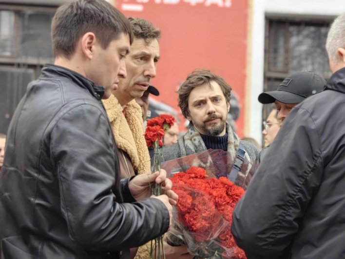 Актер Максим Литовченко - второй слева.