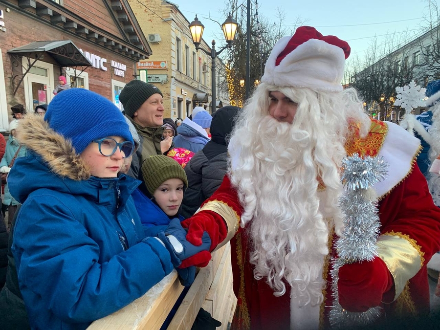 Дедушки Морозы открыли каток в Гатчине