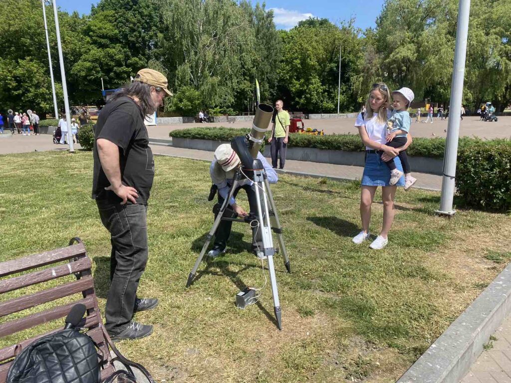 В Брянске набирает популярность тротуарная астрономия