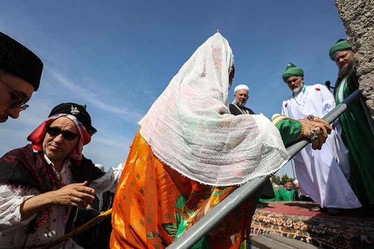 Сам Таджуддин прибыл к Малому минарету с получасовой задержкой