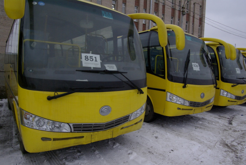 В петербургских автобусах на смену выйдут Деды Морозы и Снегурочки