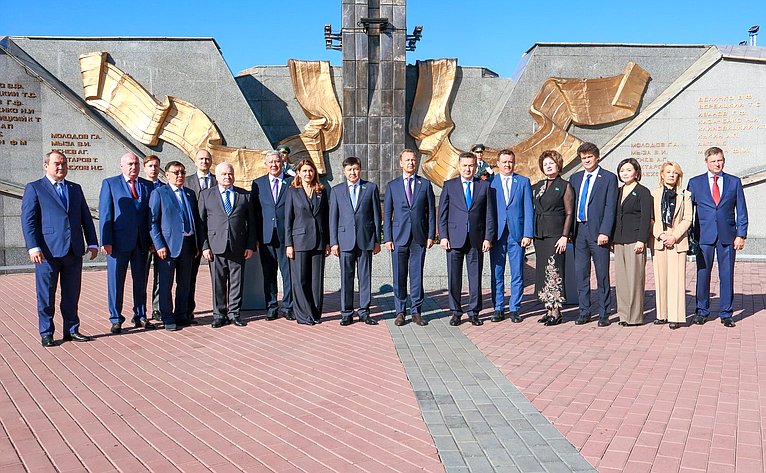 Делегация Совета Федерации приняла участие в возложении цветов к мемориальному комплексу погибших воинов и героев Великой Отечественной войны «Победа»