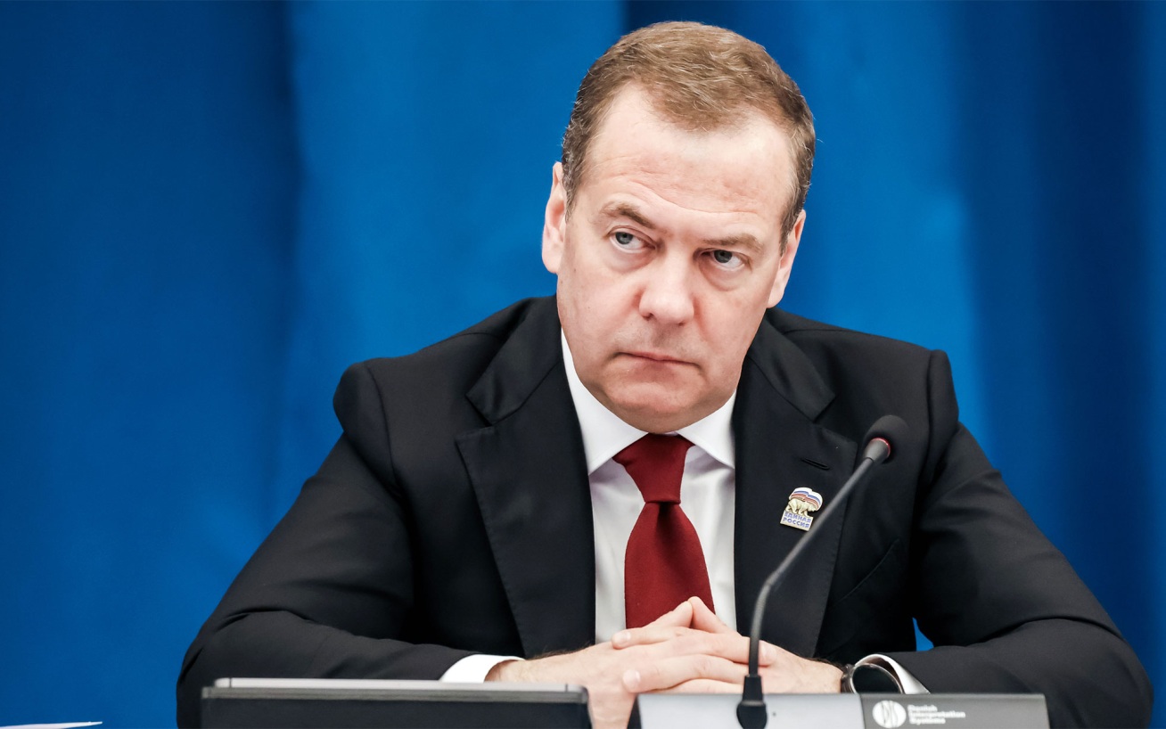 Медведев указал на небывалый раскол между США и Европой