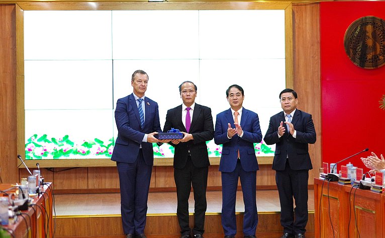 Делегация Совета Федерации во главе с первым заместителем Председателя СФ Андреем Яцкиным в рамках визита во Вьетнам встретились с руководством Народного комитета провинции Кханьхоа