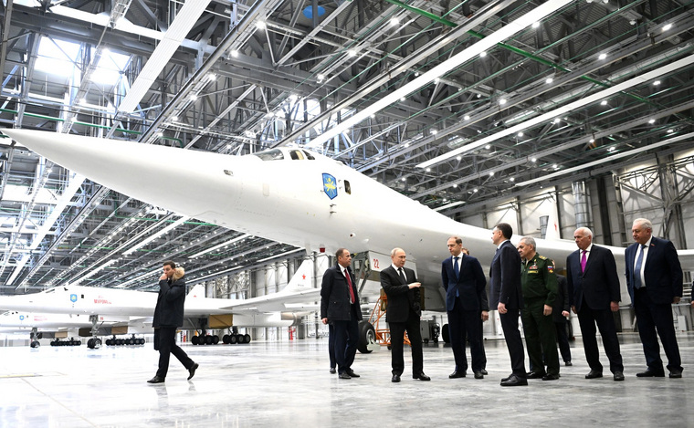 Президент РФ Владимир Путин использовал момент, чтобы лично посидеть за штурвалом модернизированной боевой машины Ту-160М