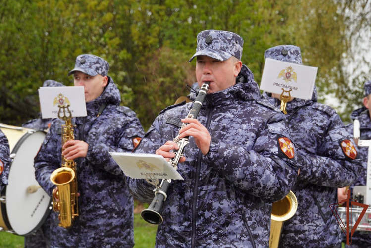 Военный оркестр «Волжские берега» поздравил ветеранов Великой Отечественной войны с Днем Победы