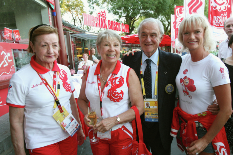 Лидия Иванова, Лариса Латынина, президент Международной гимнастической федерации (ФИЖ) Бруно Гранди и олимпийская чемпионка, депутат Госдумы ФС РФ Светлана Хоркина (слева направо), 2008 год