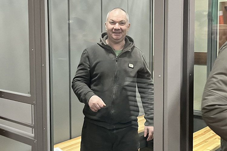 Самого Романа Сычева доставили в Советский райсуд Казани сегодня без каких-либо проволочек и задержек. Обвиняемый выглядел очень бодрым и в приподнятом настроении