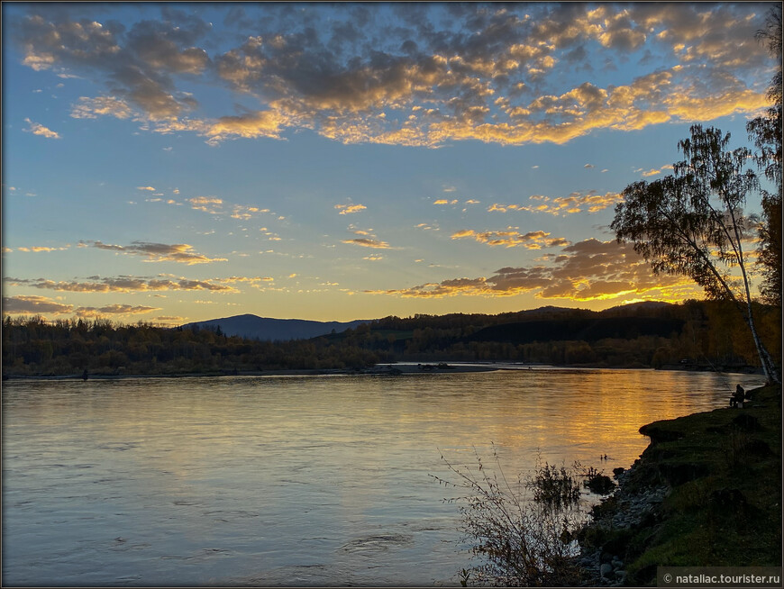 «Осенние краски Уймонской долины». Прощальный день: на гору Маяк с закрытыми глазами, посиделки на берегу Катуни и у костра в ночи 