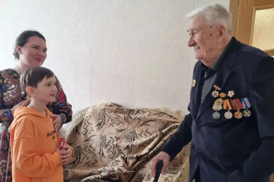 Камчатские ветераны войны получили музыкально-стихотворные поздравления с Днём Победы. Фото: kamgov.ru. Фотография 3
