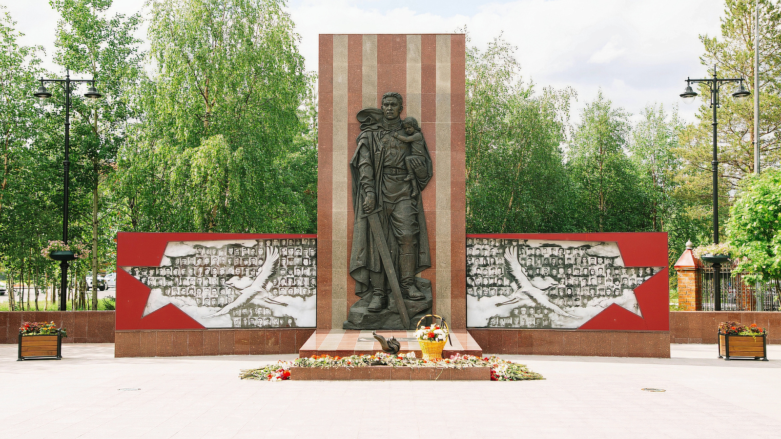 Тринадцать мемориалов героям благоустроено на Ямале благодаря федеральному проекту