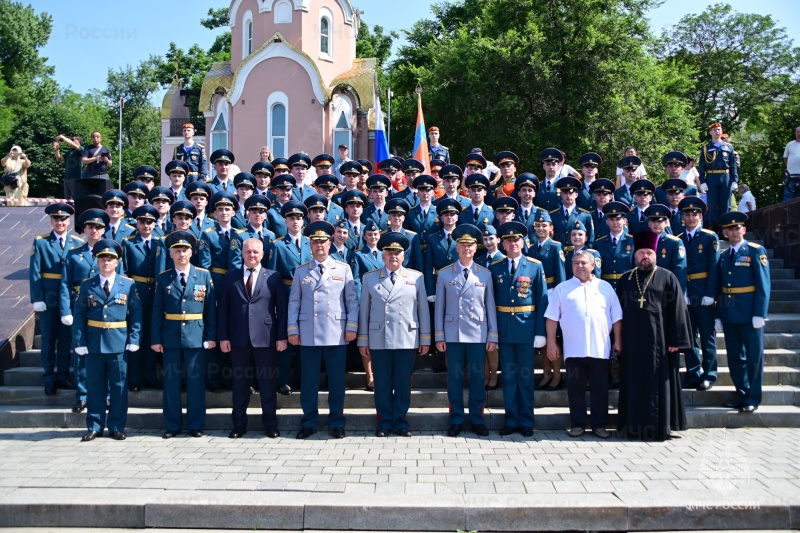 Выпускники ДВПСА МЧС России закрыли пору выпуска молодых специалистов в этом году