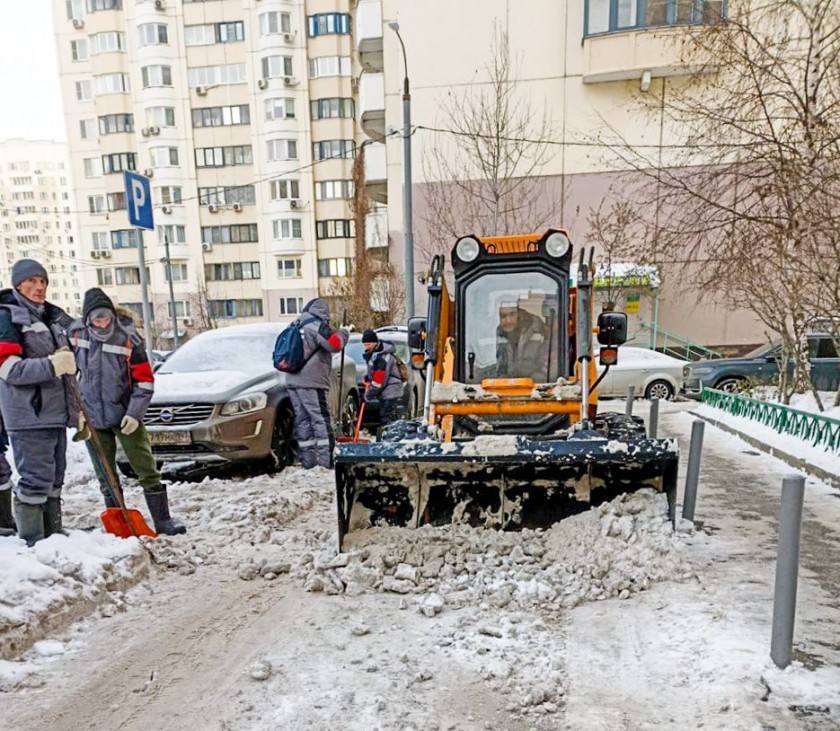 На территории городского округа Красногорск продолжается масштабная уборка снега