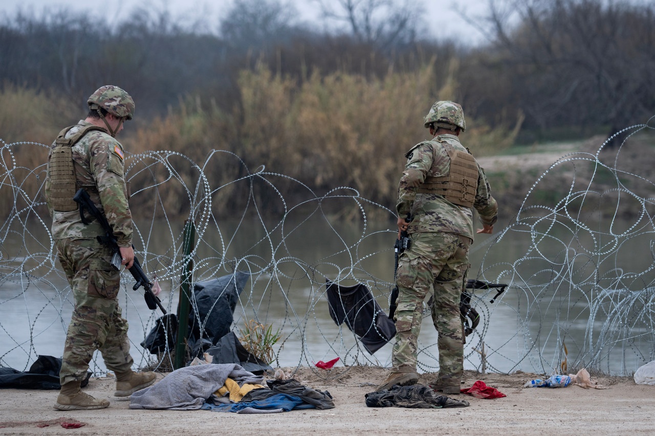 Национальная гвардия Техаса проверяет заграждения возле границы США и Мексики, 2 февраля 2024 г.