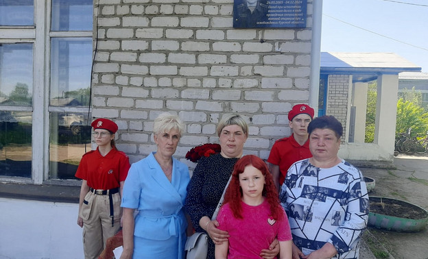 В Лузе открыли мемориальную доску погибшему участнику СВО