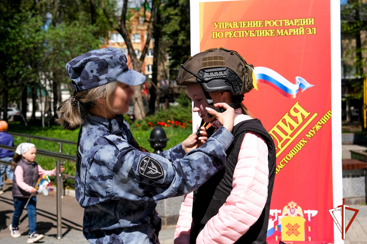 Росгвардейцы в Йошкар-Оле рассказали горожанам о службе в силовом ведомстве и учебе в профильных вузах