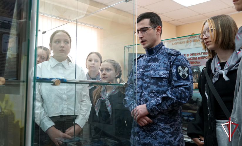 Юные журналисты в гостях у росгвардейцев