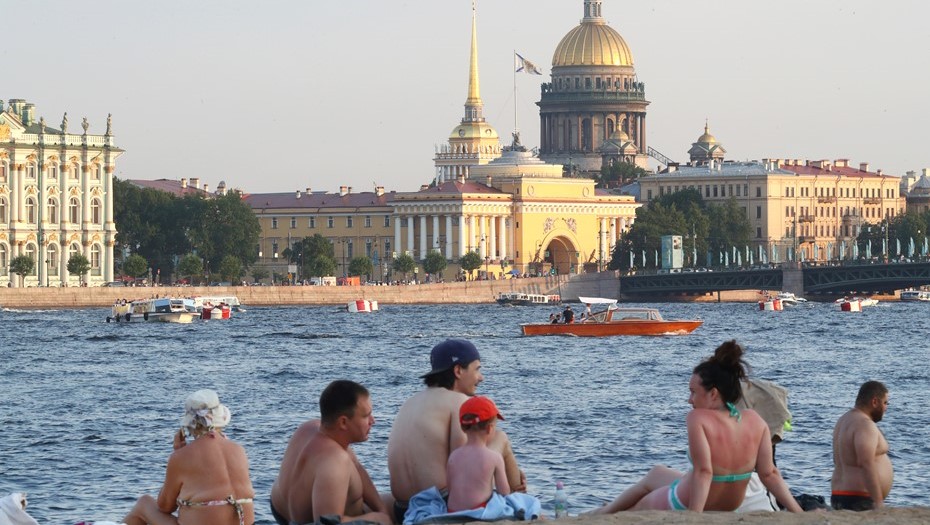 Лето в спб будет жарким. Жара в Питере. Питер в июле. Летом в Питере +8. летом в Питере жара. Отпуск в Питере фото.