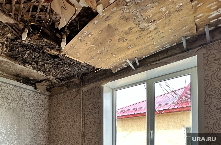Обрушившийся потолок в доме по улице Гагарина, 15. Курган , старый дом, ветхое жилье, обрушившийся потолок, дом по улице Гагарина