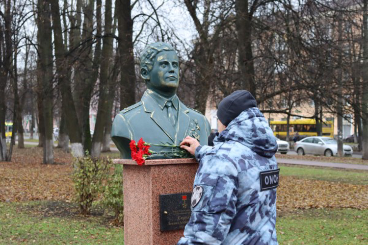 Росгвардейцы почтили память военнослужащих и сотрудников ведомства, погибших при выполнении служебно-боевых задач