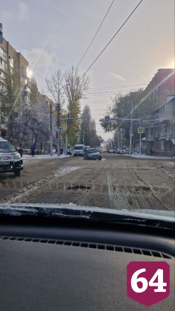 В центре Саратова «Лада» попала в открытый люк 