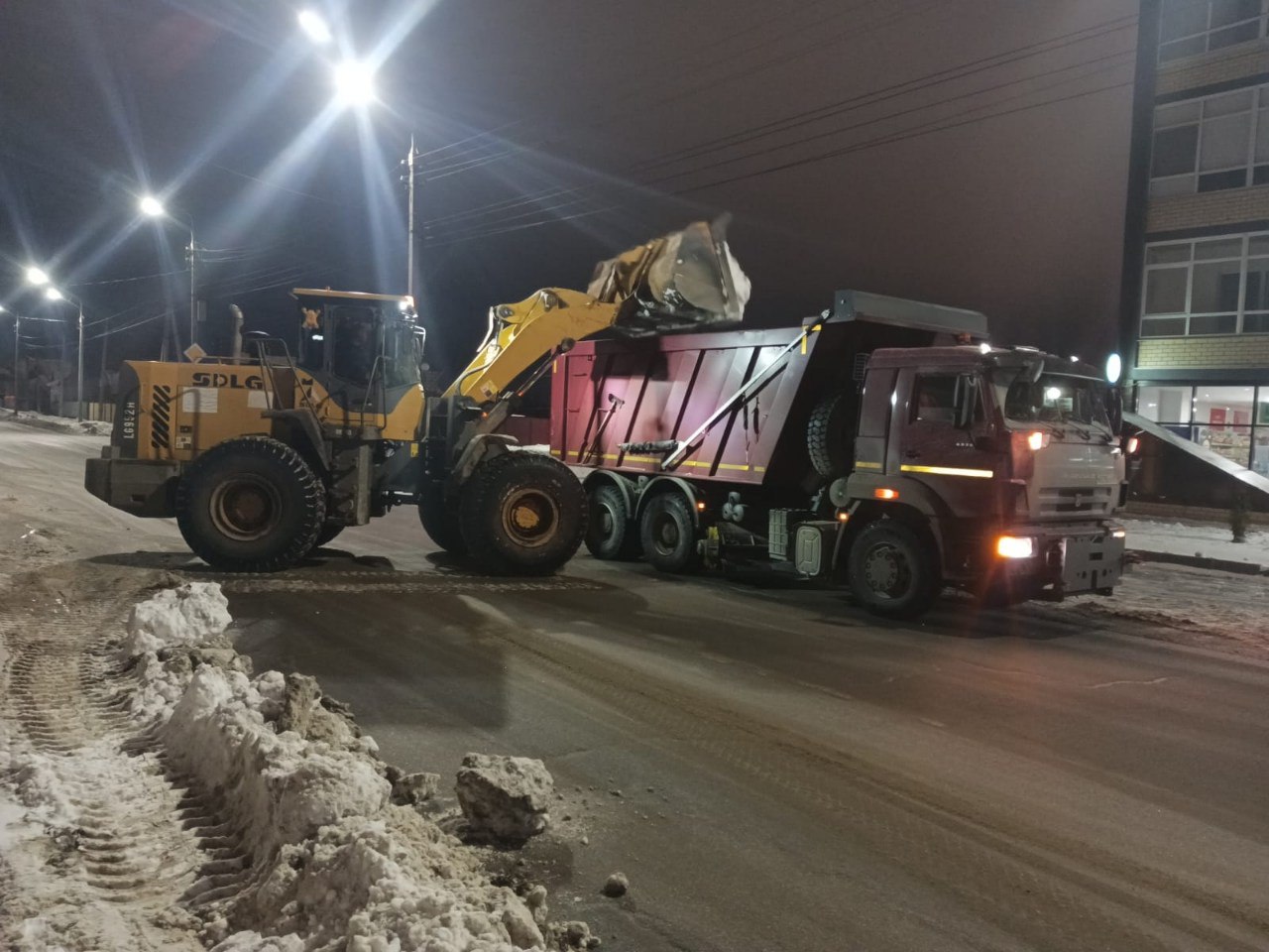 Сотрудники «Комбината благоустройства» убирают снег с улиц города Балаково