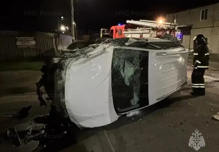 Ночью в Покрове опрокинулась иномарка. Водителя деблокировали