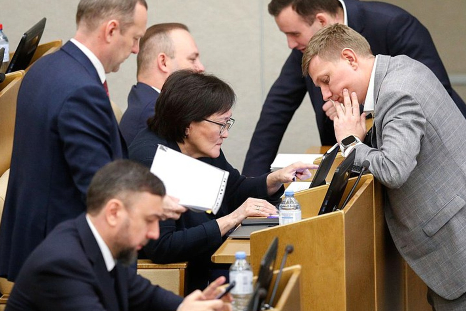 450 депутатов госдумы. Государственная дума 2022 год. Госдума зал пленарных заседаний. Зал пленарных заседаний государственной думы. Депутаты гд рф.