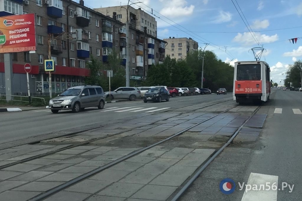 В Орске на ряде переездов через трамвайные пути на месте ям появились новые плитки 
