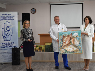 Накануне Дня знаний подарки вручили юным пациентам Центра охраны материнства и детства Алтайского края