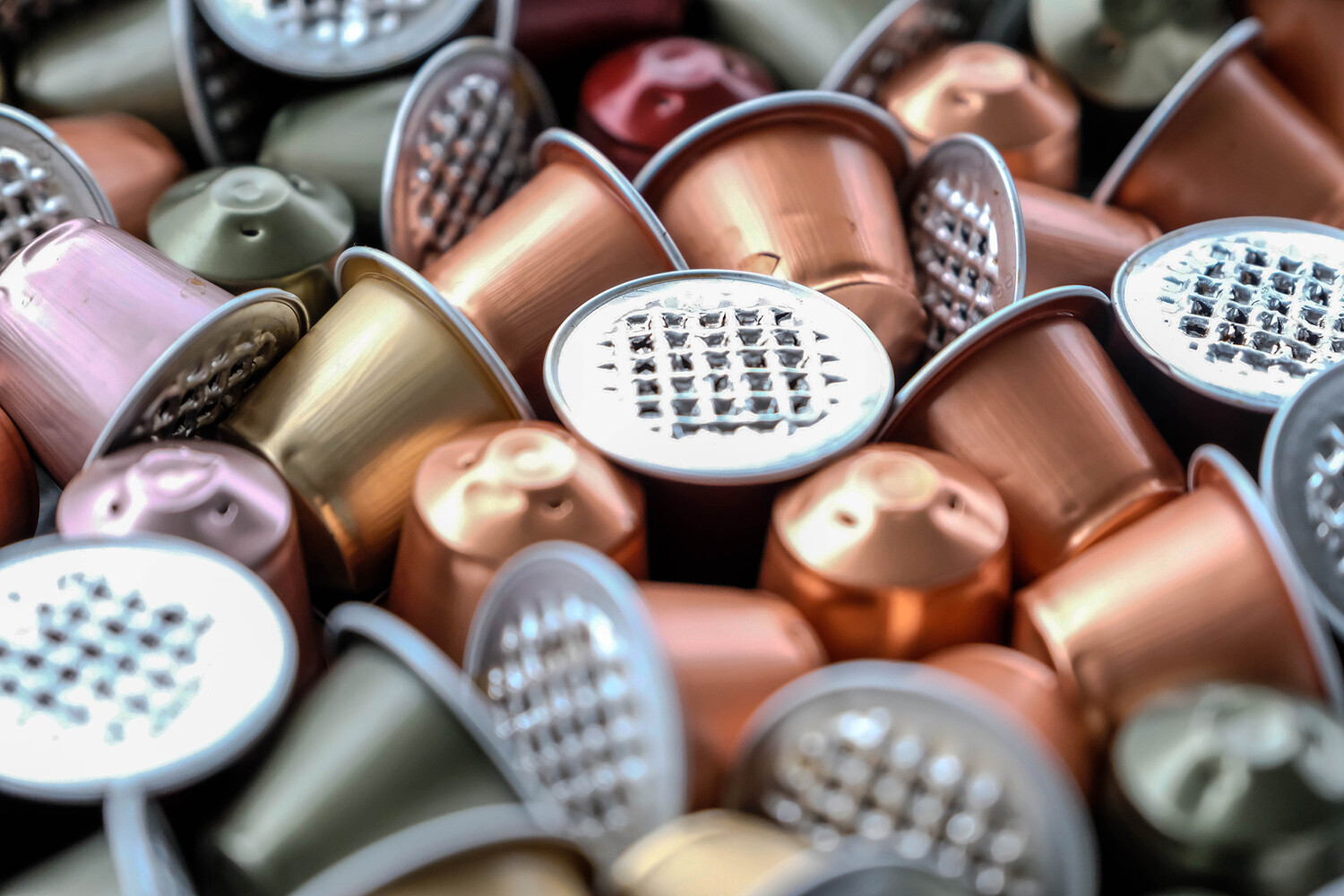 Контейнеры для использованных стаканов. Капсулы неспрессо использованные. Переработка капсул nespresso. Кофе капсулы контейнеры для переработка. Капсула nespresso original пробитая.