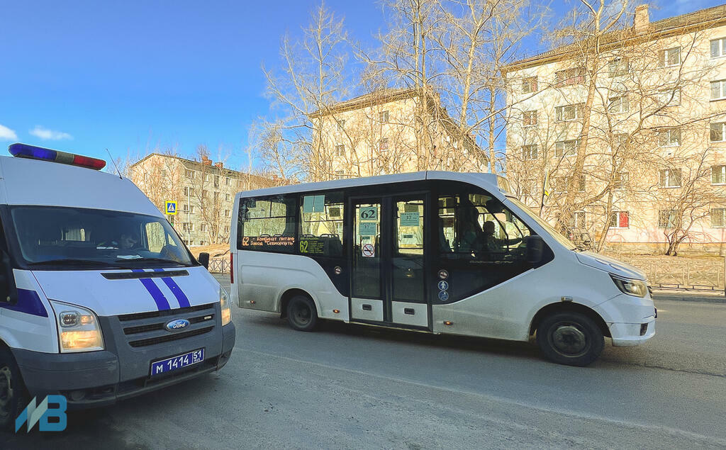 Маршрутка в мурманск. Маршрутка. Микроавтобус автобус. Водитель маршрутки.