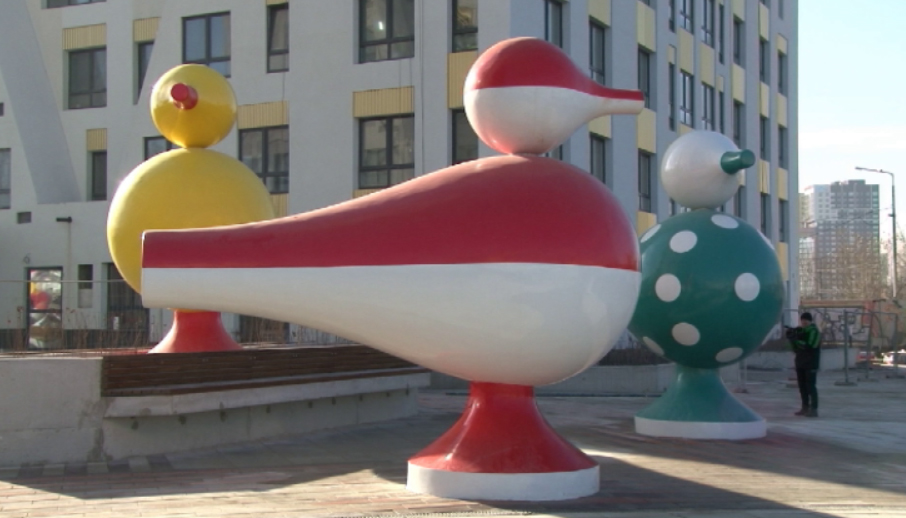 Гигантские птицы появились на улице Репина в Екатеринбурге