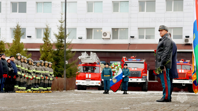 Двадцать девять ударов колокола в честь пожарных и спасателей, погибших при исполнении служебного долга, прозвучали над Аллеей памяти