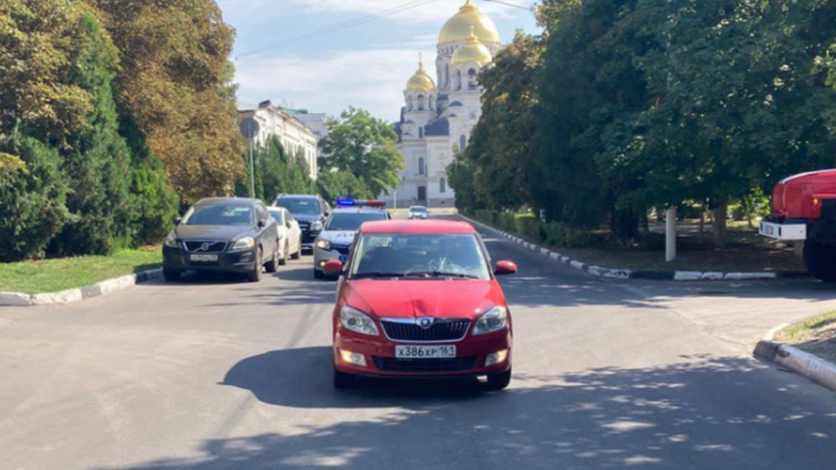 Машины новочеркасск. Машина на дороге. Проезжая часть с машинами. Лето в Ростове. Фотографии машин летом.