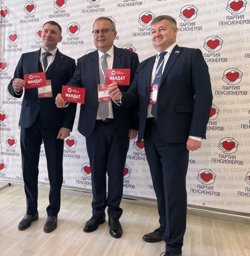 Глава тюменского реготделения Иван Марьин (слева), лидер РППЗСС Эрик Праздников и глава югорского отделения партии Владимир Зиновьев (справа)