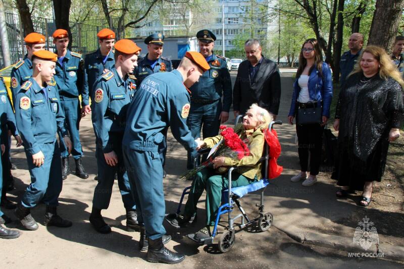 Сотрудники столичного управления МЧС России поздравили ветерана Раису Акинфиеву с Днём Победы