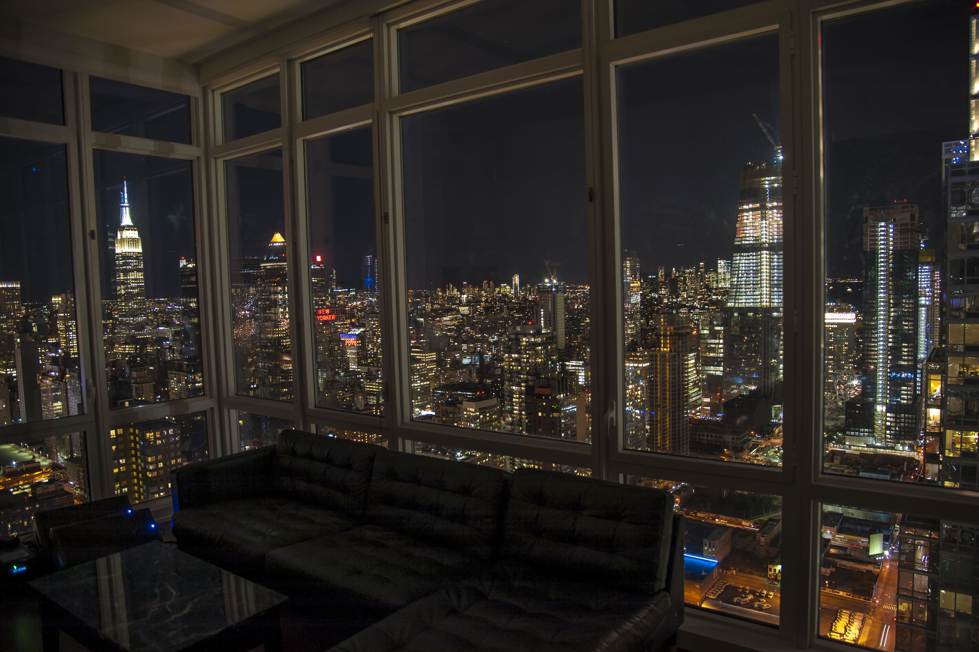 Premium Photo City night view from the office window nel 2025
