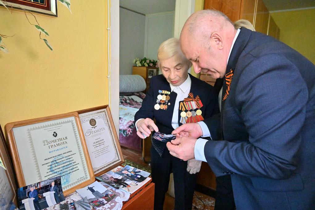 Сергей Кравчук поздравил ветеранов города в преддверии Дня Победы
