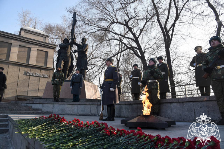 Руководители Росгвардии в Красноярске приняли участие в церемонии возложения цветов на мемориале Победы
