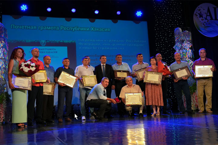 Глава Хакасии наградил работников Саяногорского алюминиевого завода