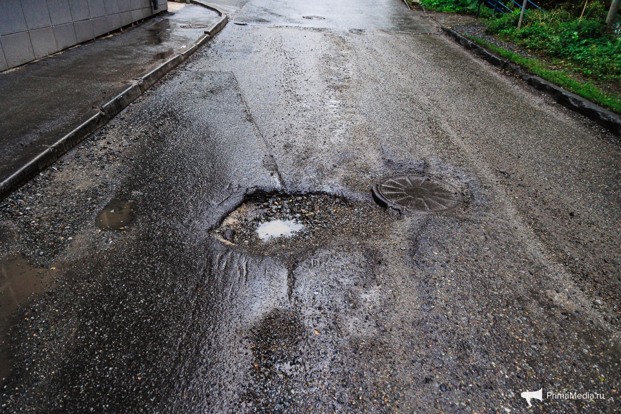 поврежденная дорога. дороги с ямами. ямы в дождь. касколовка кингисепп. военный городок касколовка.