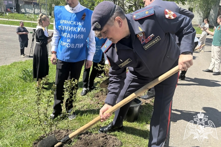 Росгвардейцы приняли участие во Всероссийской акции «Сад Победы» в Брянске 