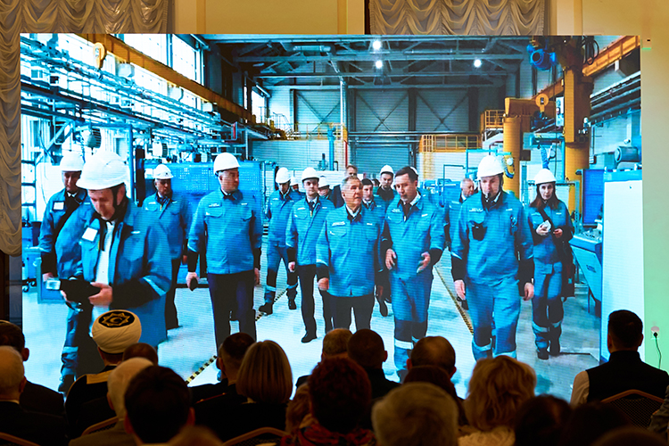 Красочные кадры с производств, полей и разного рода мероприятий то и дело перемежались с похвалами региона от президента России Владимира Путина