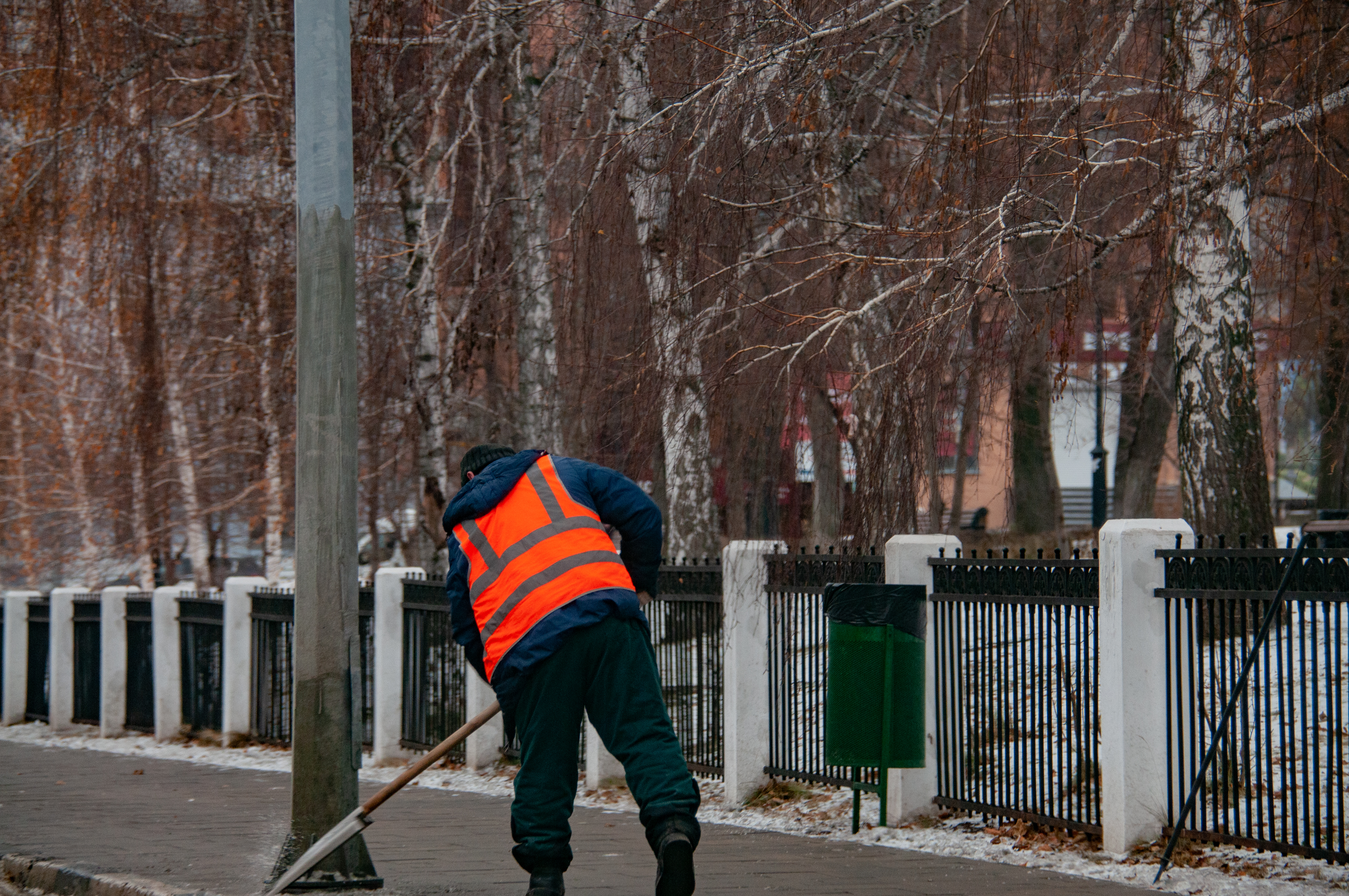 В петербурге дворник спас. Гололед. Очистка тротуаров от снега. Фотосессия дворника. Дворник в Питере.