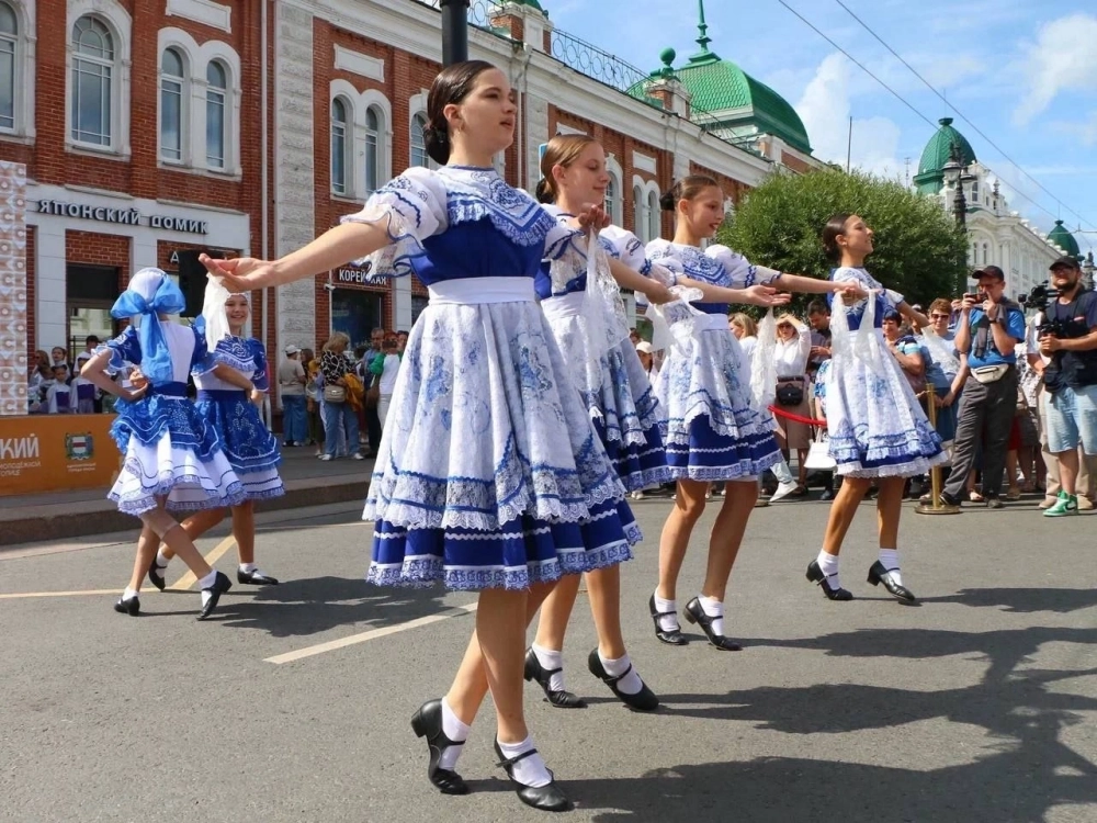Праздничным концертом на Любинском проспекте отметили запуск «Омских курантов». 