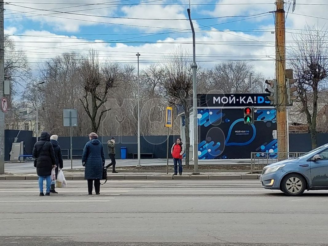 Светофор на улице. 16. Пр но не стоит. Светофоры в санкт-петербурге. Псков четыре угла перекресток.