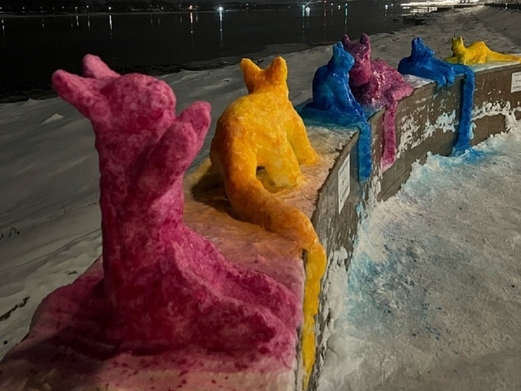 В Рыбинске на набережной появились разноцветные снежные коты