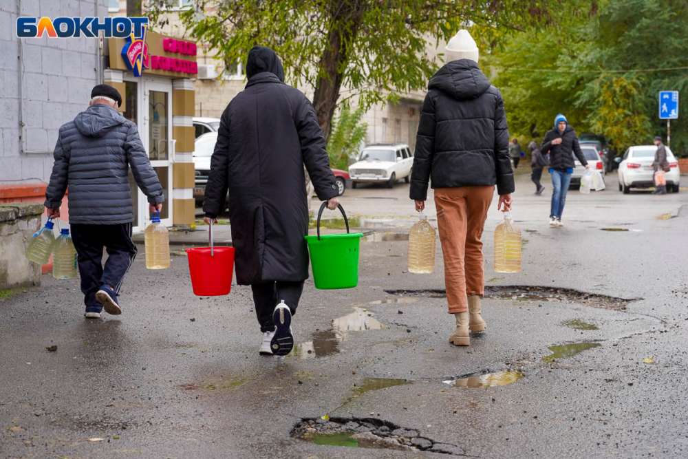 В Волгограде подвозят воду на фоне глобального отключения: где искать водовозку