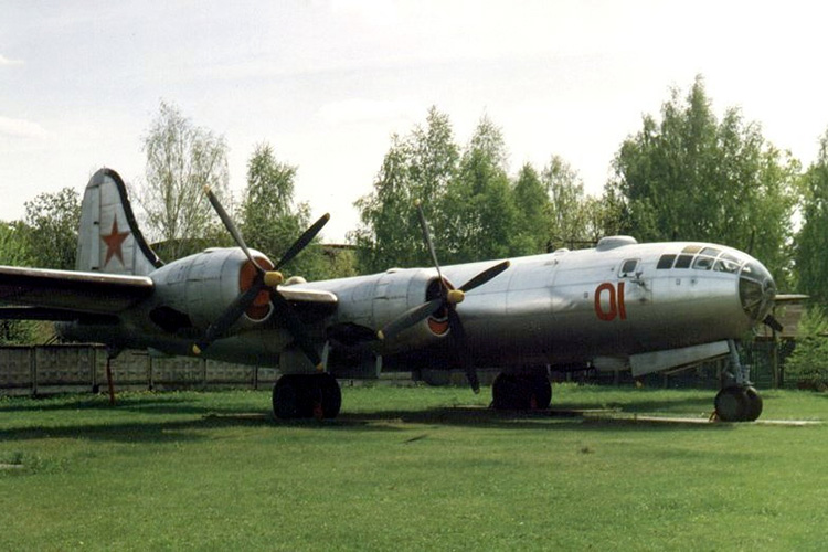 Первый Ту-4 подняли 21 мая 1947 года